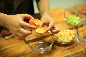 雞蛋蛋白和蛋黃分開(kāi)，把蛋黃打散。