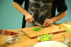 當(dāng)然，如果你愛(ài)吃蔥，可以切點(diǎn)蔥花加入。