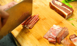 將火腿清洗后切成絲備用。