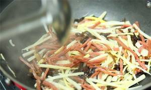 起油鍋，蒜茸煸香，倒入所有食材，加料酒翻炒至熟即可。