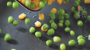 鍋7成熱時(shí)，下豌豆、玉米翻炒，再依次放醬肉、洋蔥碎、木耳碎。