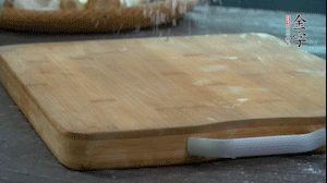 【面皮】3.案板撒點(diǎn)糯米粉，將面團(tuán)搓成均勻的小團(tuán)子。