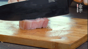 【餡料】1.金字淡咸肉加姜片料酒焯水，春筍焯水后切成小丁。