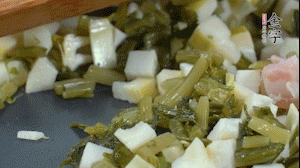 【餡料】2.鍋中油8成熱時(shí)，依次放入春筍、雪菜、淡咸肉，翻炒出香味。