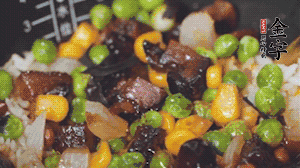 出鍋前加蠔油、生抽調(diào)味，撒點(diǎn)熟白芝麻即可。