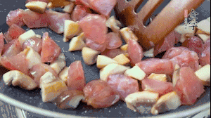 【餡料】4.鍋中油8成熱時(shí)，依次放入菌菇丁、香腸丁，適當(dāng)放點(diǎn)糖調(diào)味，炒熟。
