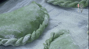 【制作】2.蒸架上墊浸濕的屜布，再放上清明果，大火蒸10~15分鐘，完成，出鍋啦！