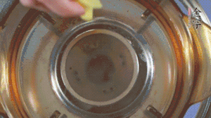 金字淡咸肉加姜片、料酒，冷水入鍋焯水。