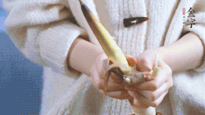 春筍切滾刀塊，加少許鹽，焯水備用。