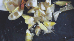 將淡咸肉、春筍、五花肉一起放入鍋中。