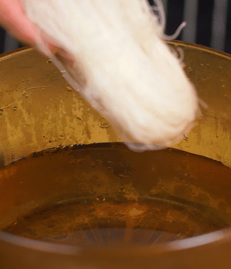 甜玉米煮熟剝粒，拌入適量沙拉醬拌勻。