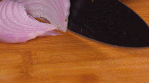 鍋中少許油，熱油倒入香腸煸炒出油，倒入南瓜塊、洋蔥翻炒片刻。