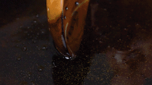 茄子切成長條，拍上生粉入油鍋炸制。