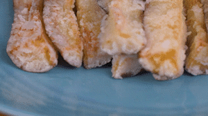 炸制油溫在7成左右，茄子炸至金黃色即可撈出。