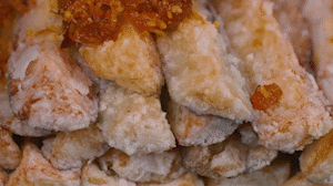 茄子撈出后放入雞精和XO醬拌均勻。
