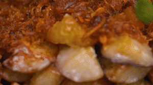 把茄子一條一條的擺好放在盤子上，上鍋蒸制3到4分鐘，出鍋后撒上蔥花。