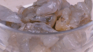 蝦去殼去蝦線(xiàn)，加姜絲、鹽腌制15分鐘，微煎1分鐘備用。