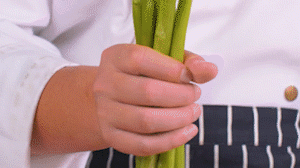 蘆筍刨去老筋，斜切小段。