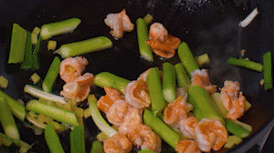 加入煎好的蝦仁，XO醬，以適量鹽、糖進(jìn)行調(diào)味翻炒。