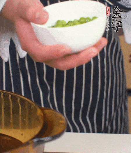 胡蘿卜、豌豆和干花菇焯水。