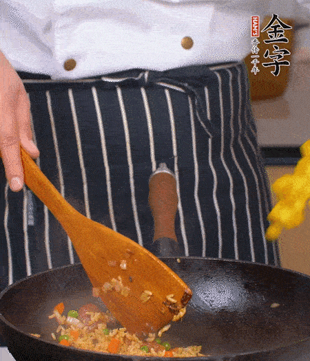 加咖喱塊、少許鹽、白糖調(diào)味，炒至咖喱塊融化后，倒米飯，翻炒至每粒米飯都包裹上咖喱，再放黃椒、青椒粒，出鍋前加菠蘿粒和小蔥翻拌均勻。