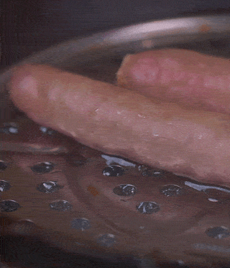 金字10°鮮低溫香腸蒸10分鐘后，切片。