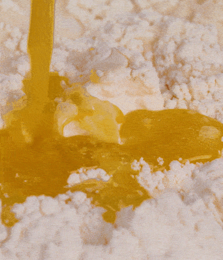 加融化的30g黃油（要不熱再倒）、黃椒、紅椒、白洋蔥、土豆、大蔥、香腸繼續(xù)攪拌均勻。