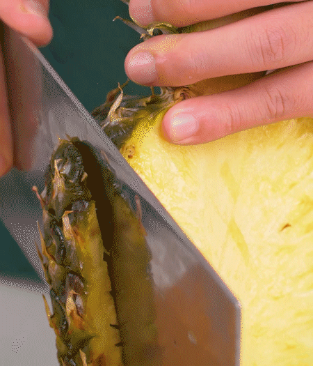 鳳梨去皮把果肉切塊，醬肉切小塊。