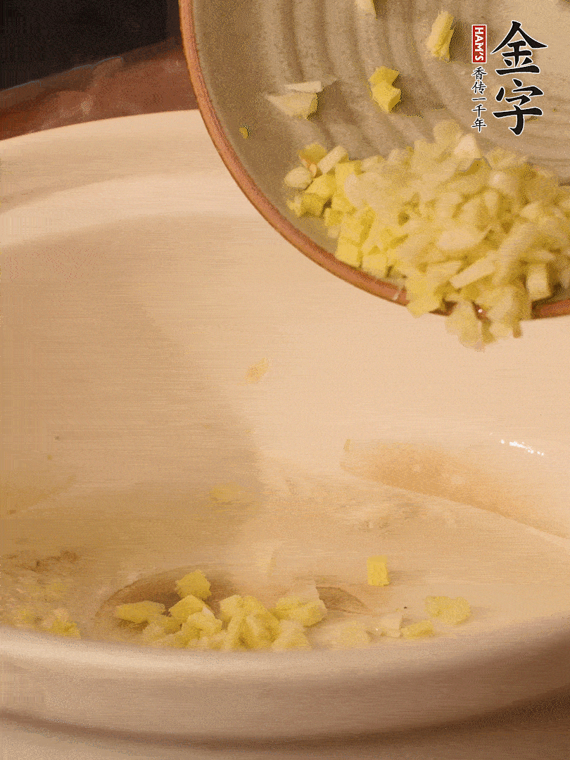 熱油下鍋，姜爆香。下冬瓜略微翻炒。