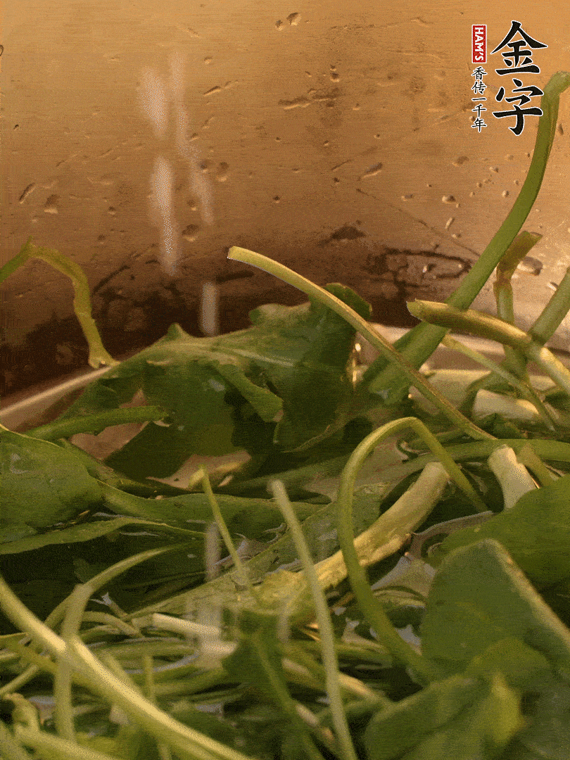 薺菜去掉根部，加小蘇打、鹽熱水沸騰燙軟。