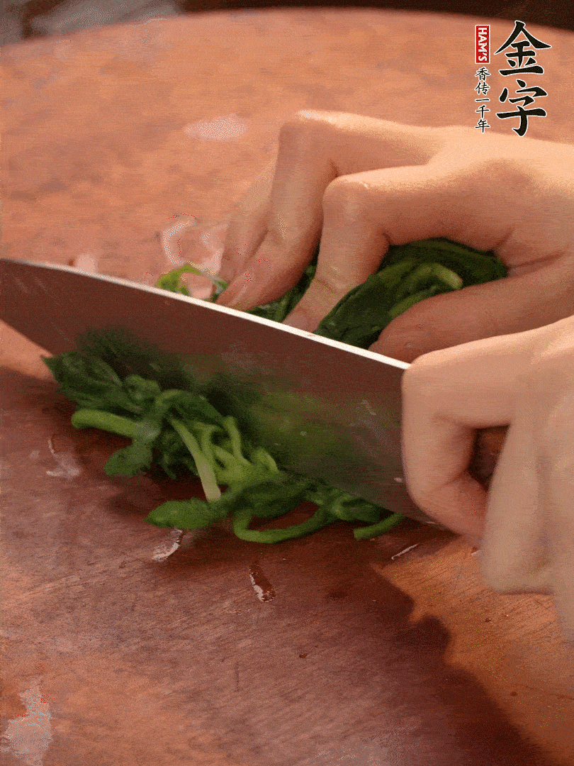 晾涼拽干水份，切碎備用。