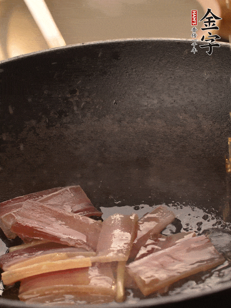 再下春筍繼續(xù)翻炒。