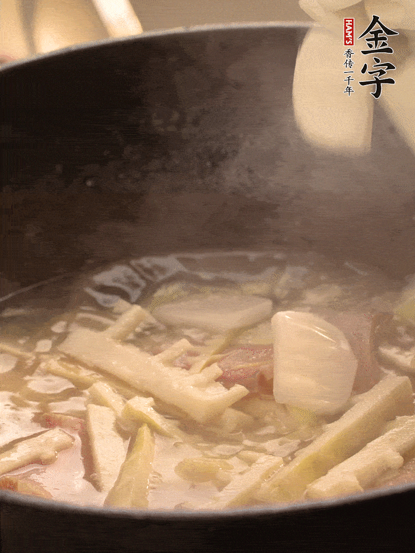 加一點(diǎn)開(kāi)水后，放年糕燜2分鐘至軟。