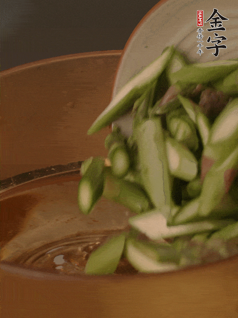 蘆筍、白玉菇焯水30秒備用。