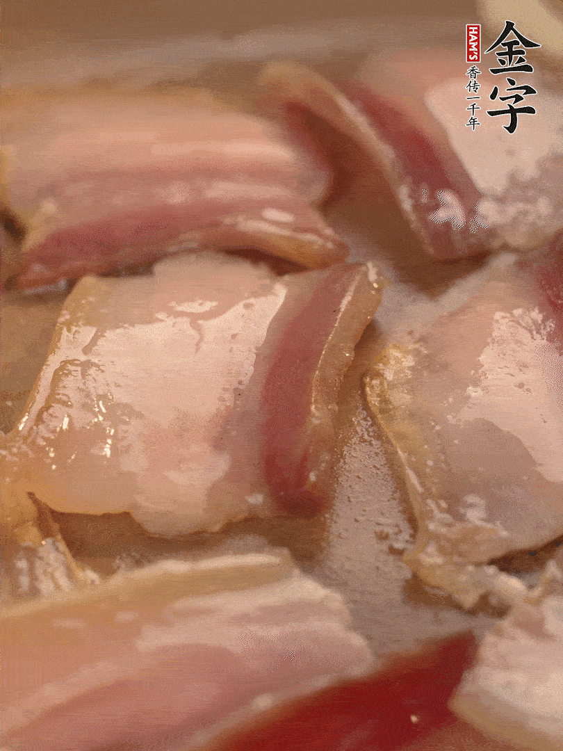 鍋中熱油煸香大蒜、咸肉。