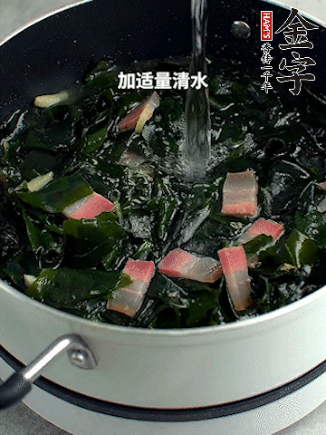 放入泡發(fā)好的裙帶菜翻炒一下，加適量清水燉煮。