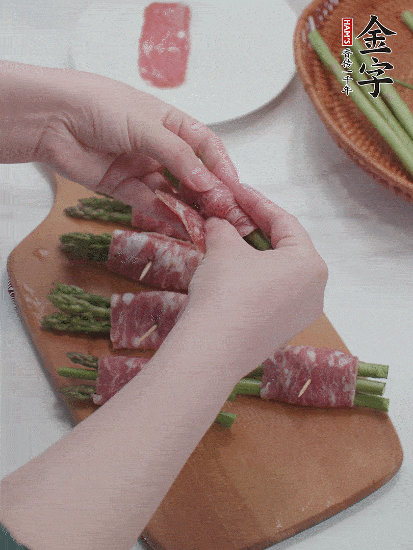 蘆筍切小段，蘆筍段用金字培根火腿卷起。