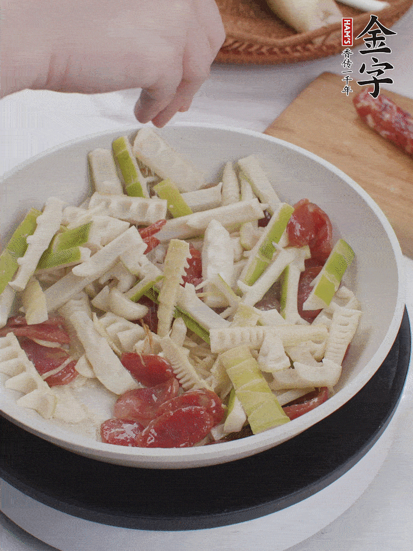 出鍋前撒蔥花。