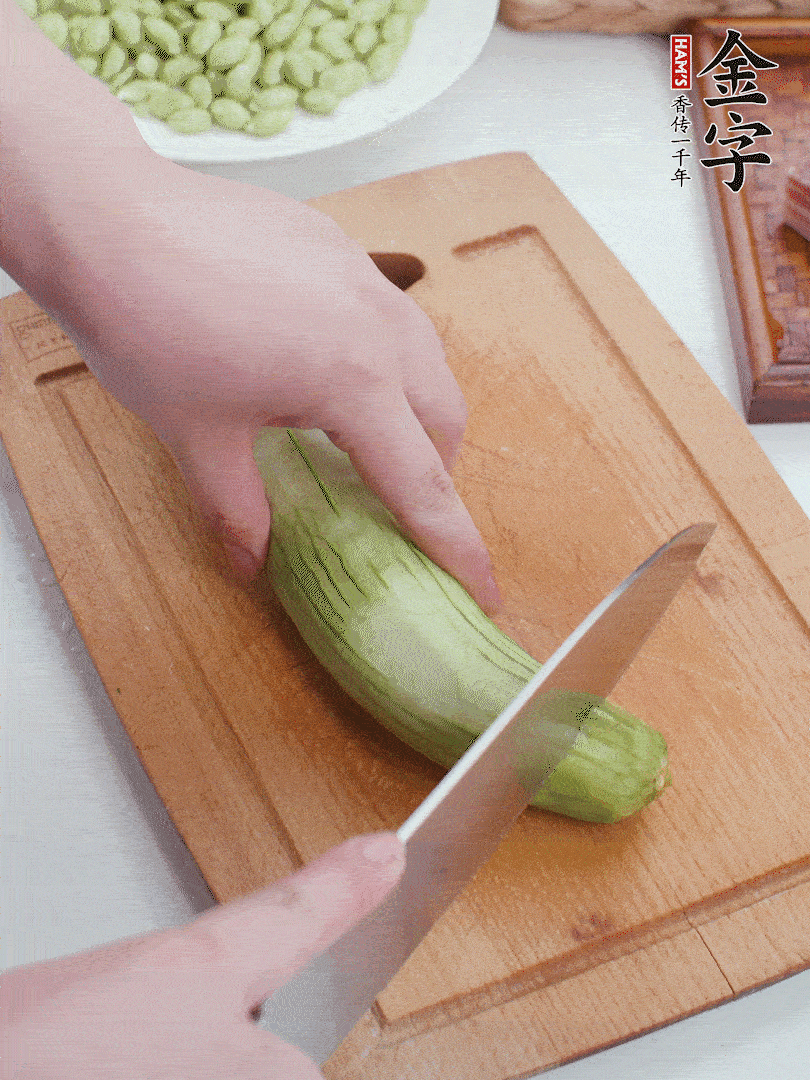 絲瓜去掉外皮，去掉兩端，切成滾刀塊。