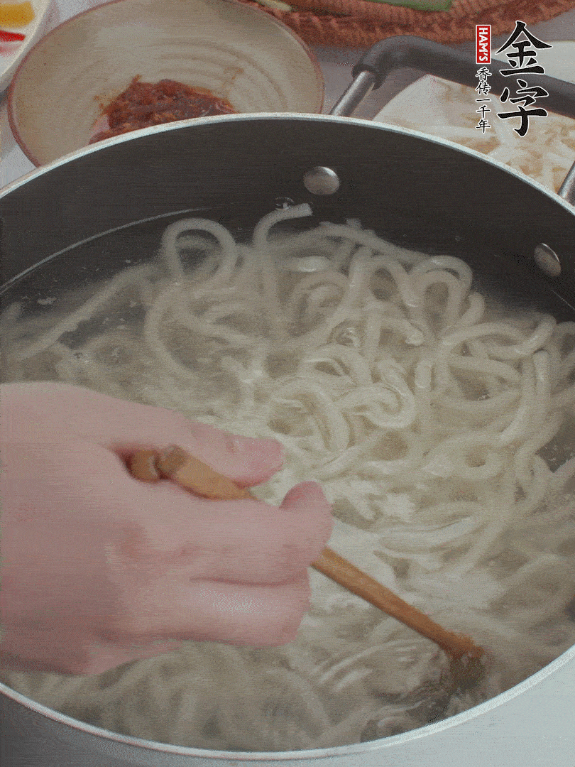 鍋中水煮沸，下烏冬面焯5秒鐘，撈出瀝干。