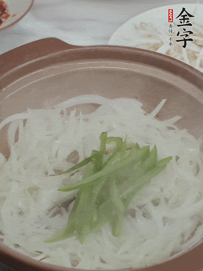 放烏冬面、青紅椒、豆芽。