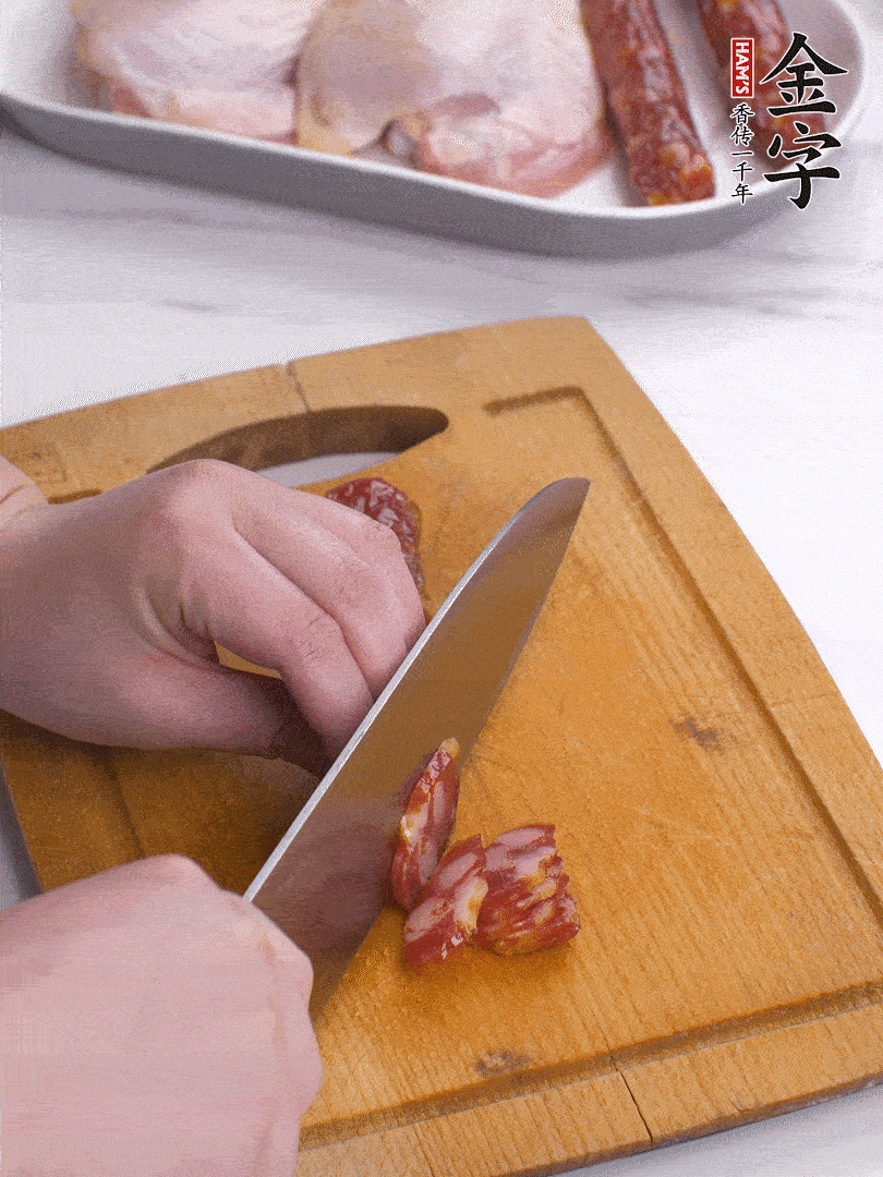 雞大腿去皮去骨切成塊，金字香腸切片，干香菇泡發(fā)切片，小蔥切蔥花。