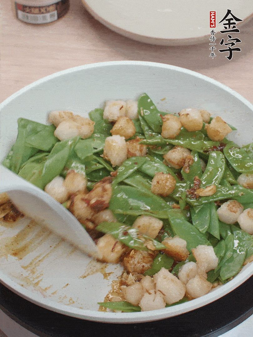 下甜豆莢、鮮貝輕輕翻炒均勻。