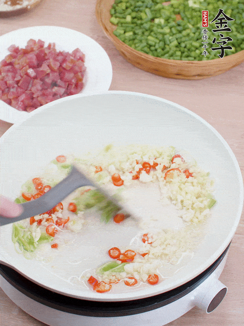 鍋中熱油，蔥姜蒜、小米辣煸香。