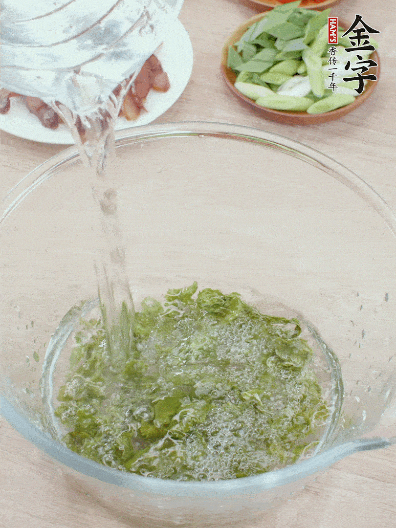 萵筍干溫水泡2小時，青紅辣椒切圈，姜切片，青蒜斜切段。