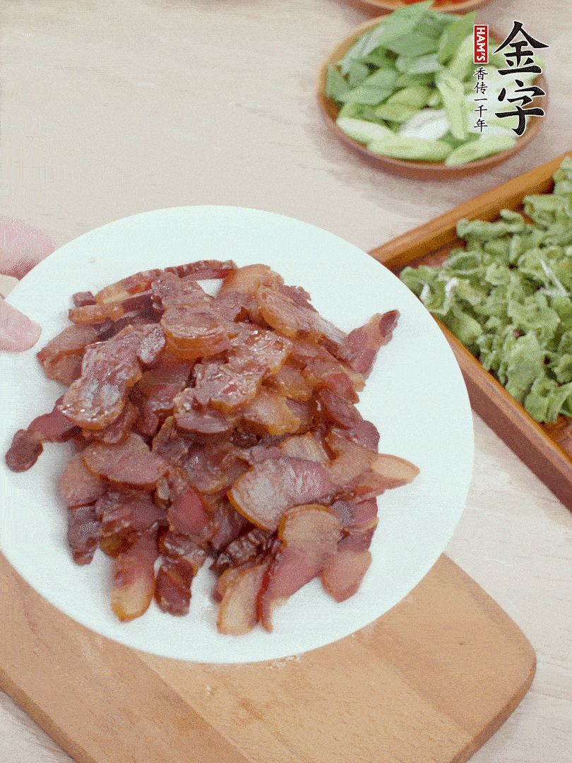 臘肉水煮15分鐘，切薄片。