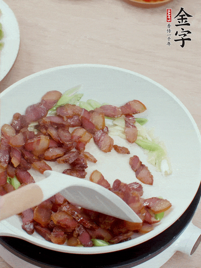 鍋中少許油，姜、蒜白爆香，下臘肉煸出油脂。