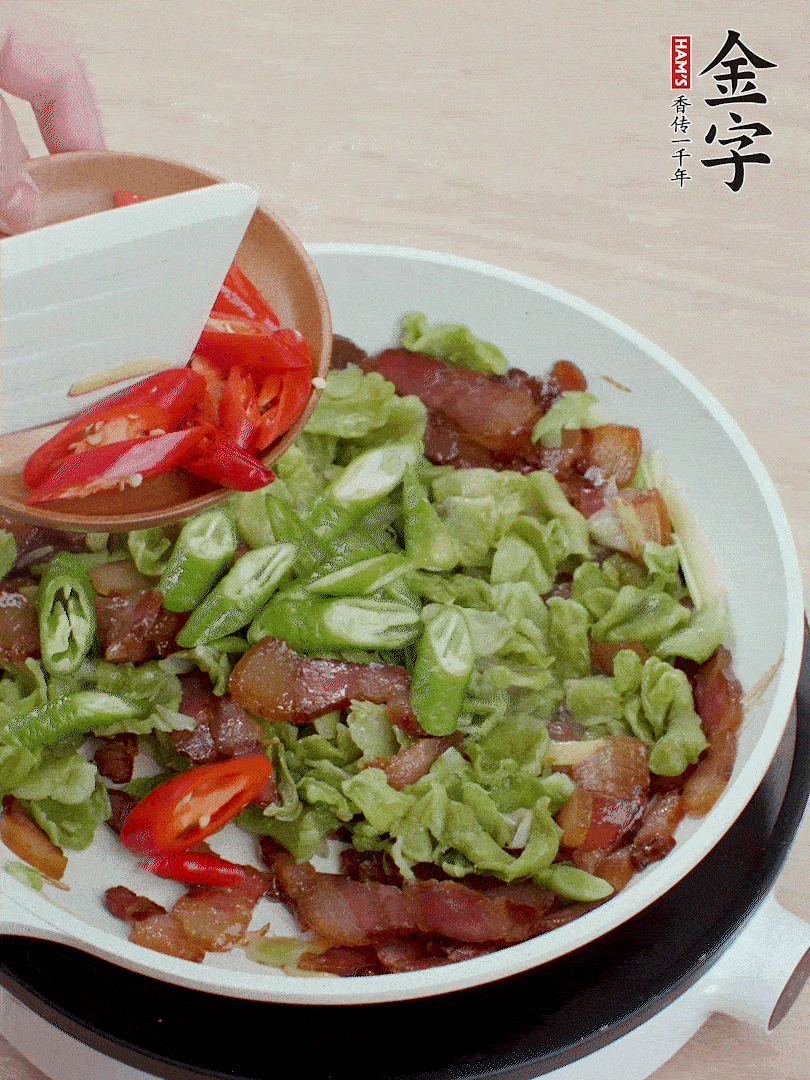 放萵筍干、青紅椒圈爆炒1分鐘。