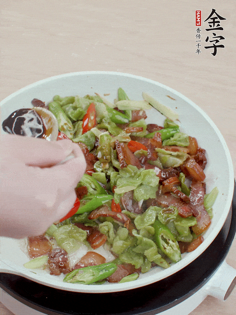 2勺生抽調(diào)味，最后撒蒜葉。