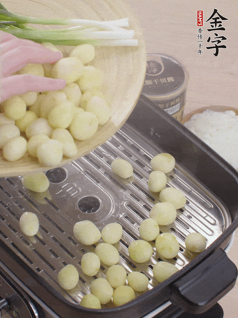 去皮小土豆蒸熟。